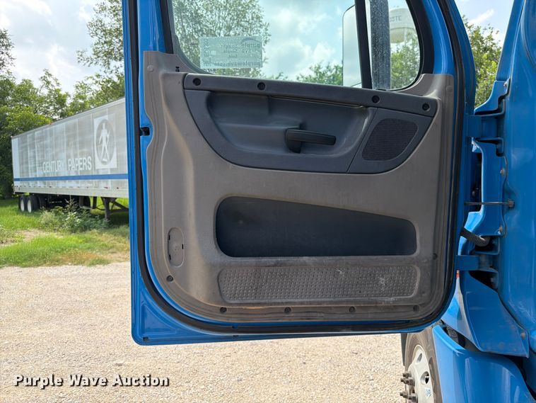 image for item ED5303 2015 Freightliner Cascadia semi truck