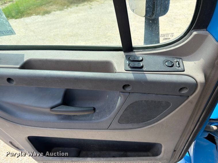 image for item ED5303 2015 Freightliner Cascadia semi truck