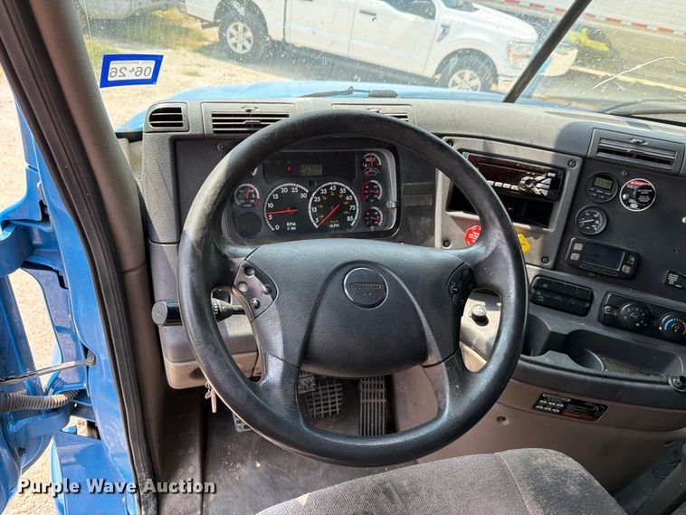 image for item ED5303 2015 Freightliner Cascadia semi truck