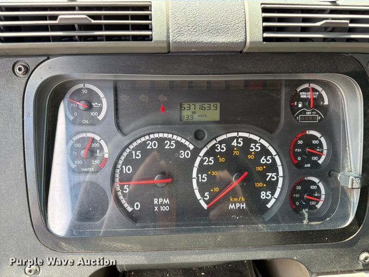 image for item ED5303 2015 Freightliner Cascadia semi truck