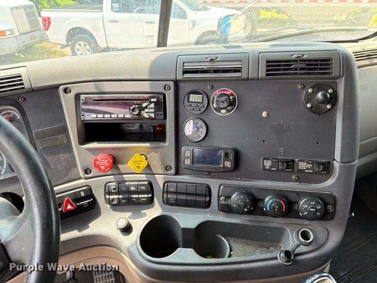 image for item ED5303 2015 Freightliner Cascadia semi truck