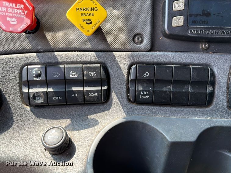 image for item ED5303 2015 Freightliner Cascadia semi truck