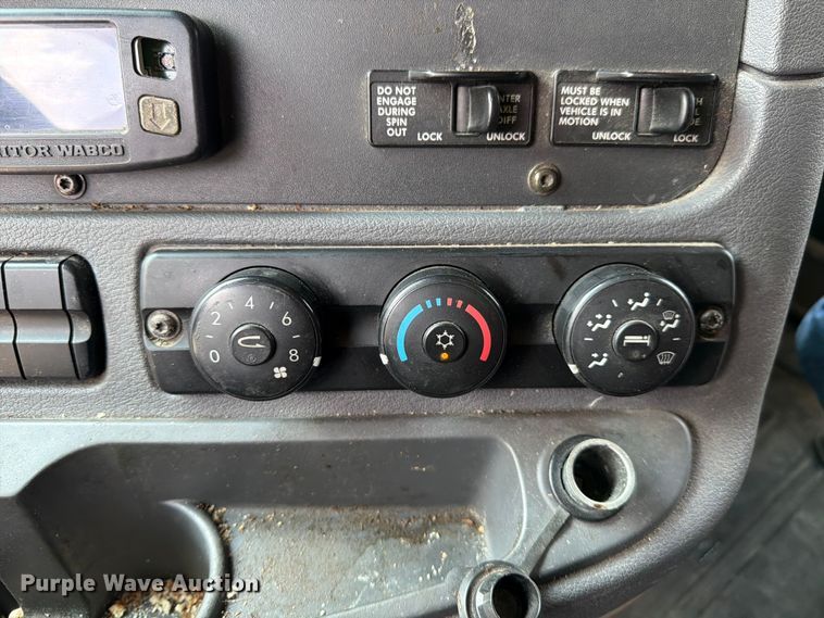 image for item ED5303 2015 Freightliner Cascadia semi truck