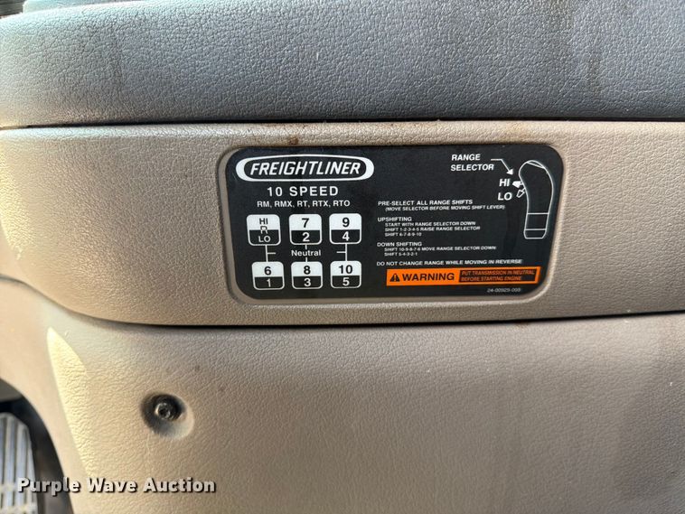 image for item ED5303 2015 Freightliner Cascadia semi truck