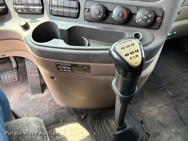 image for item ED5303 2015 Freightliner Cascadia semi truck