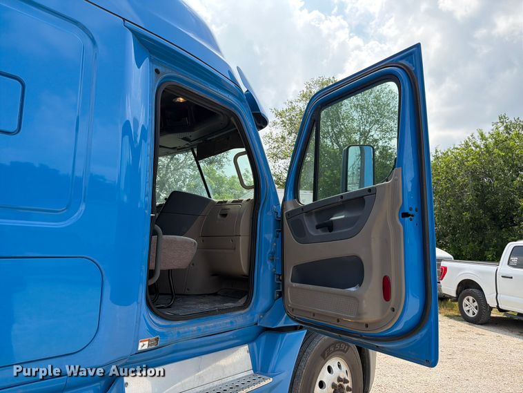 image for item ED5303 2015 Freightliner Cascadia semi truck