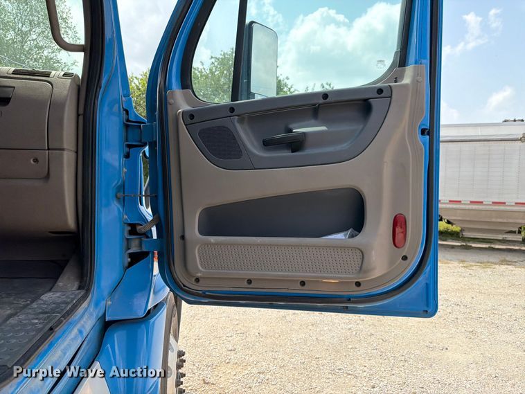 image for item ED5303 2015 Freightliner Cascadia semi truck