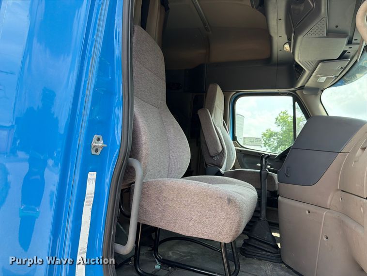 image for item ED5303 2015 Freightliner Cascadia semi truck