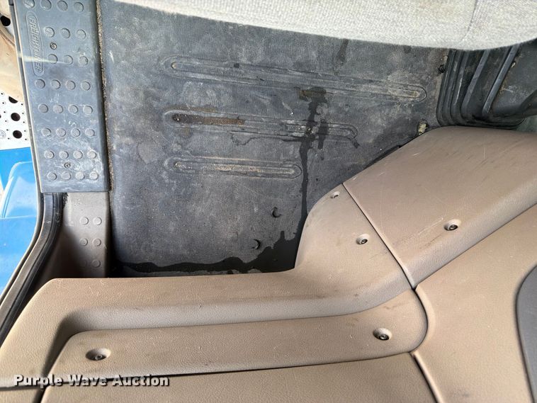 image for item ED5303 2015 Freightliner Cascadia semi truck