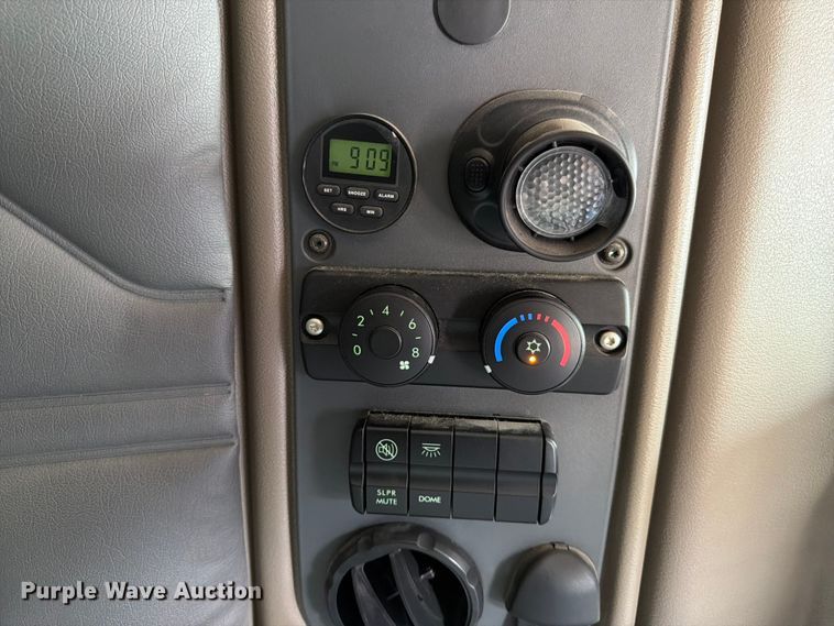image for item ED5303 2015 Freightliner Cascadia semi truck
