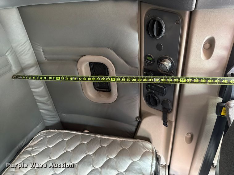 image for item ED5303 2015 Freightliner Cascadia semi truck