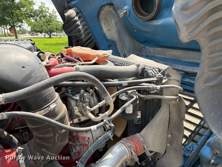 image for item ED5303 2015 Freightliner Cascadia semi truck