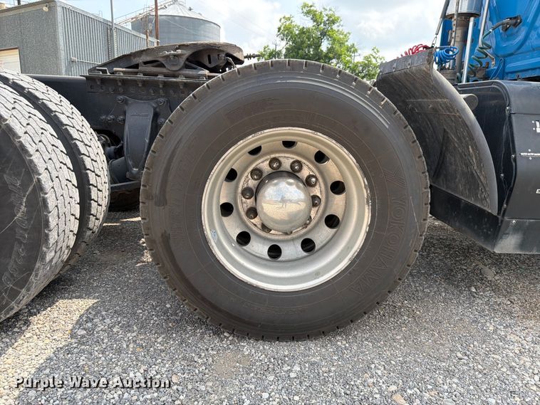 image for item ED5303 2015 Freightliner Cascadia semi truck