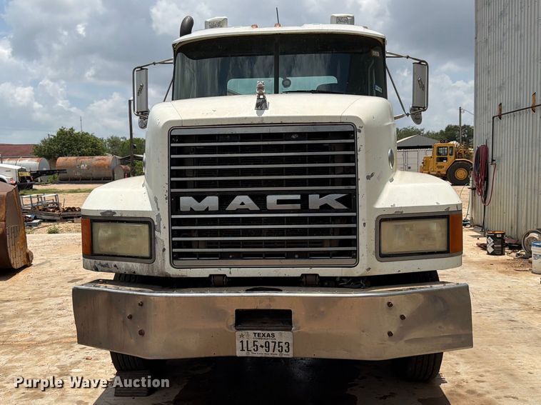 image for item ED5312 2001 Mack CL733 semi truck