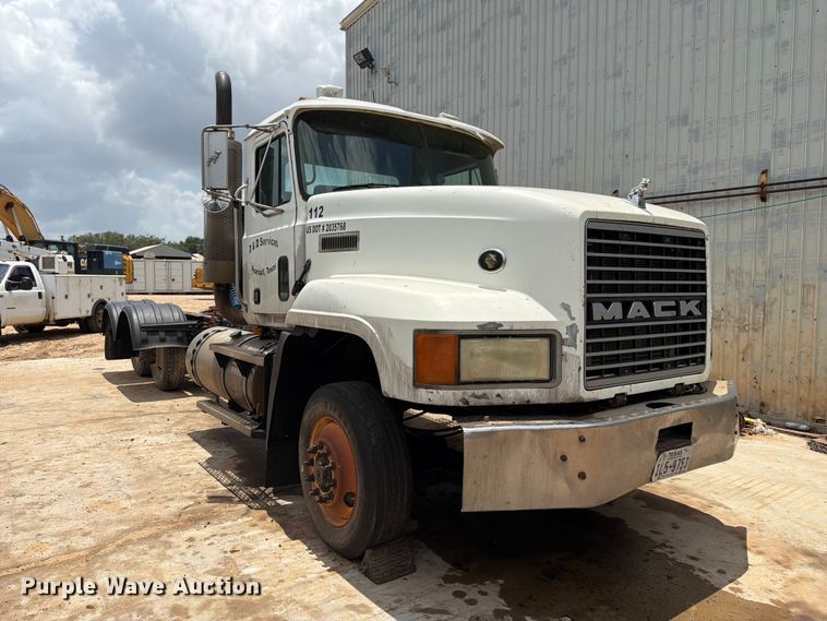 image for item ED5312 2001 Mack CL733 semi truck