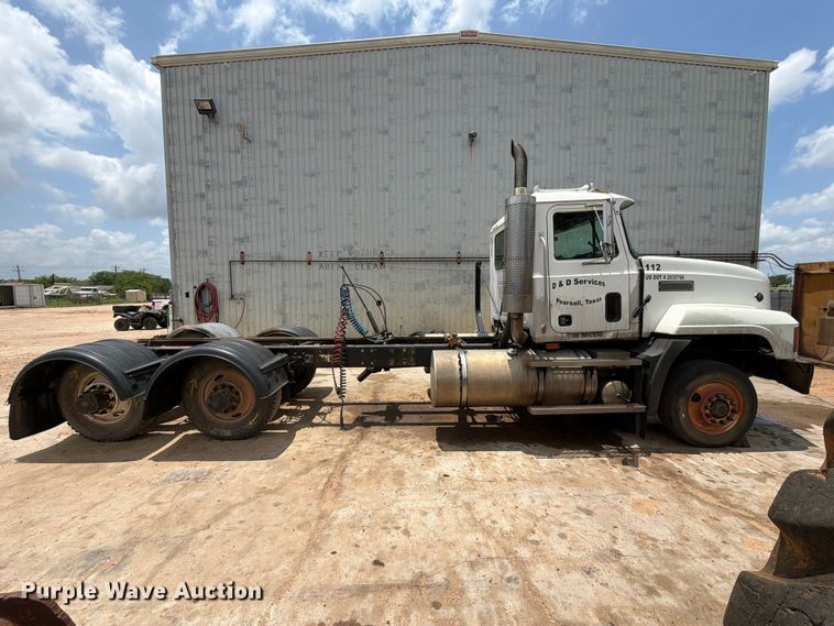 image for item ED5312 2001 Mack CL733 semi truck