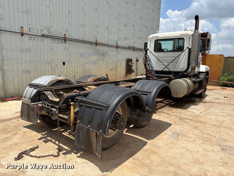 image for item ED5312 2001 Mack CL733 semi truck