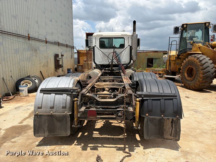 image for item ED5312 2001 Mack CL733 semi truck