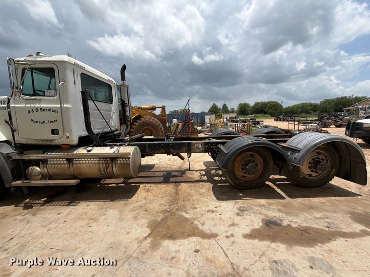 image for item ED5312 2001 Mack CL733 semi truck
