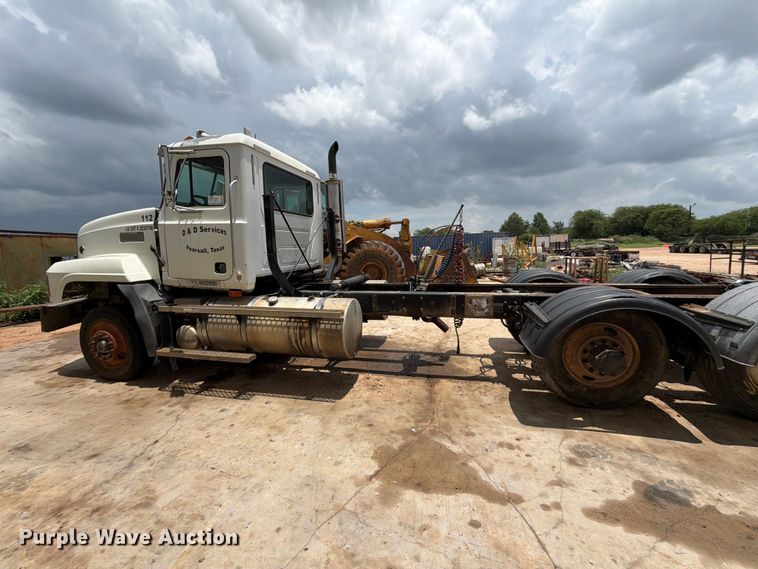 image for item ED5312 2001 Mack CL733 semi truck