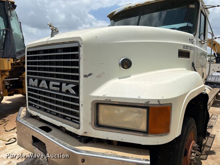 image for item ED5312 2001 Mack CL733 semi truck