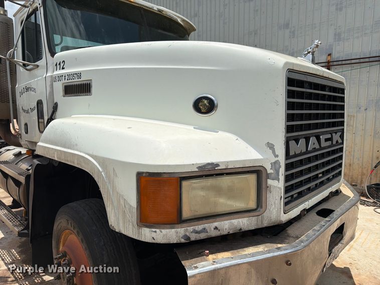 image for item ED5312 2001 Mack CL733 semi truck