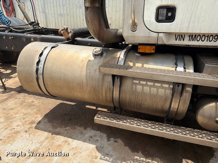 image for item ED5312 2001 Mack CL733 semi truck