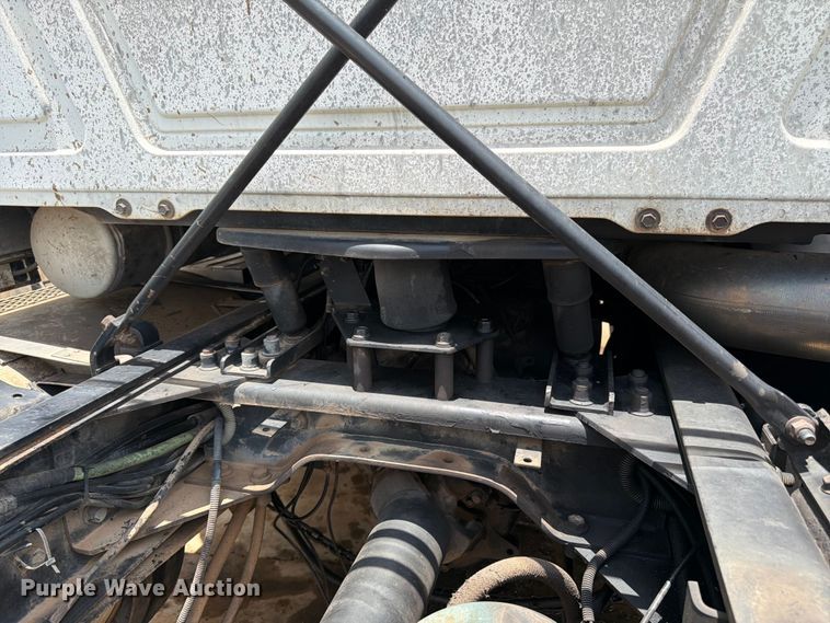 image for item ED5312 2001 Mack CL733 semi truck