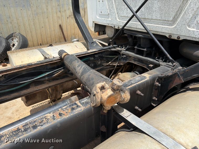 image for item ED5312 2001 Mack CL733 semi truck