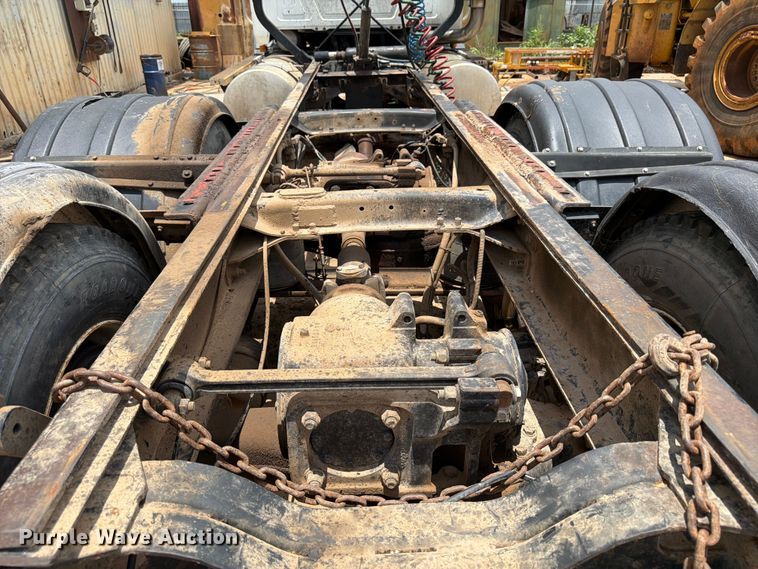 image for item ED5312 2001 Mack CL733 semi truck