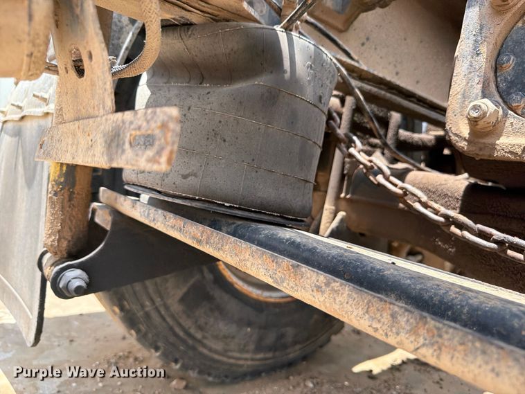 image for item ED5312 2001 Mack CL733 semi truck