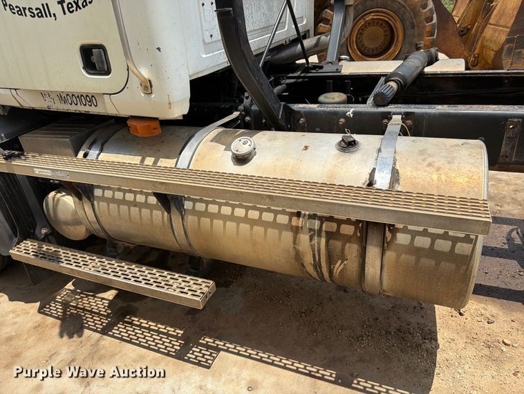 image for item ED5312 2001 Mack CL733 semi truck