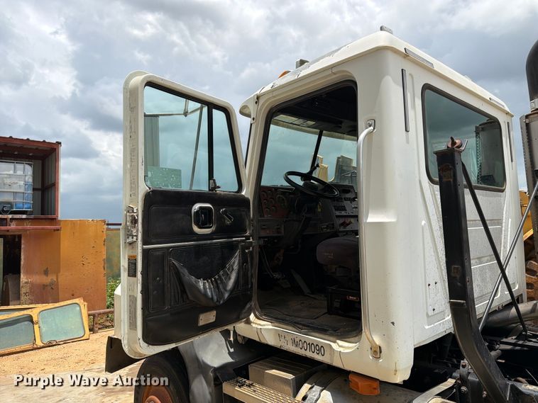 image for item ED5312 2001 Mack CL733 semi truck