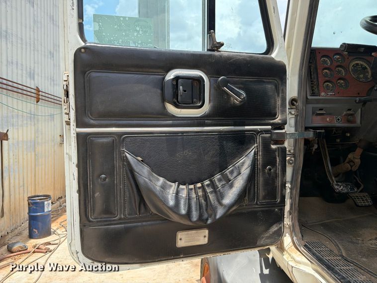 image for item ED5312 2001 Mack CL733 semi truck