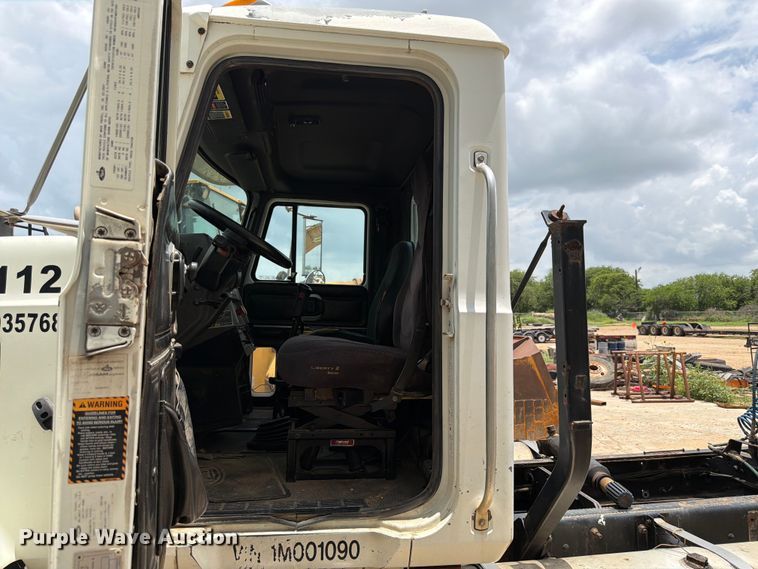 image for item ED5312 2001 Mack CL733 semi truck