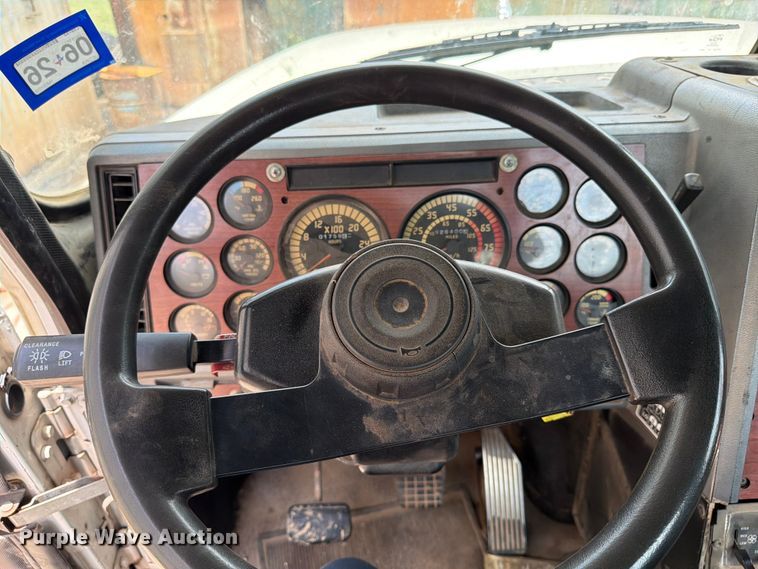 image for item ED5312 2001 Mack CL733 semi truck
