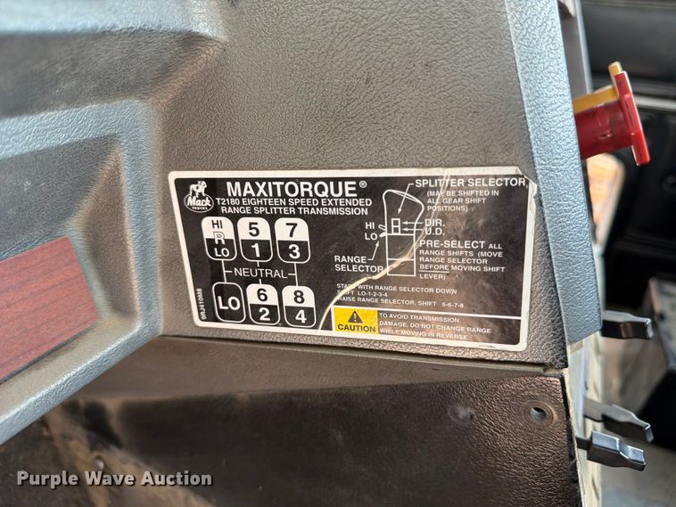 image for item ED5312 2001 Mack CL733 semi truck