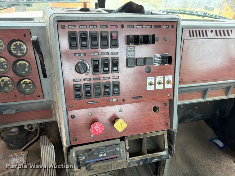 image for item ED5312 2001 Mack CL733 semi truck