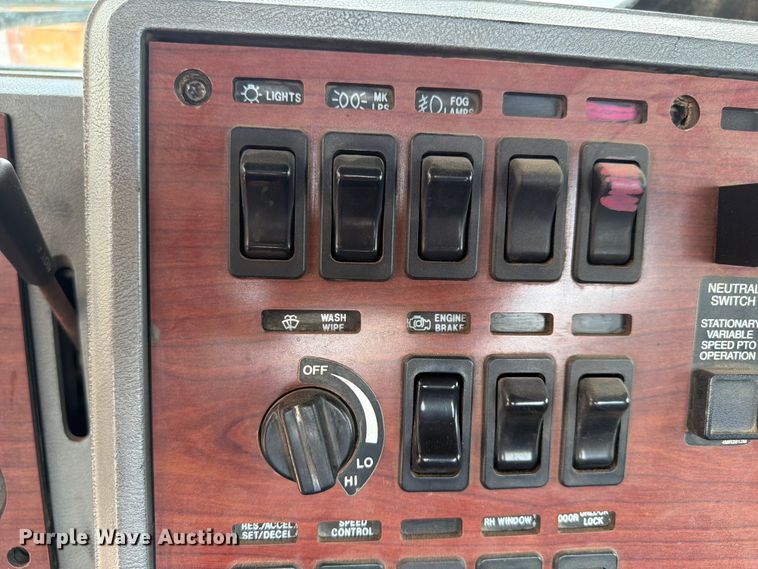 image for item ED5312 2001 Mack CL733 semi truck