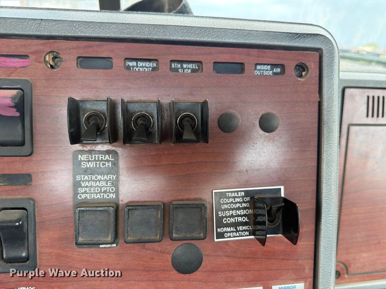 image for item ED5312 2001 Mack CL733 semi truck