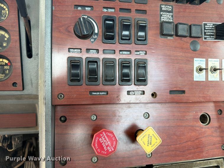 image for item ED5312 2001 Mack CL733 semi truck