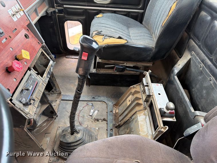 image for item ED5312 2001 Mack CL733 semi truck