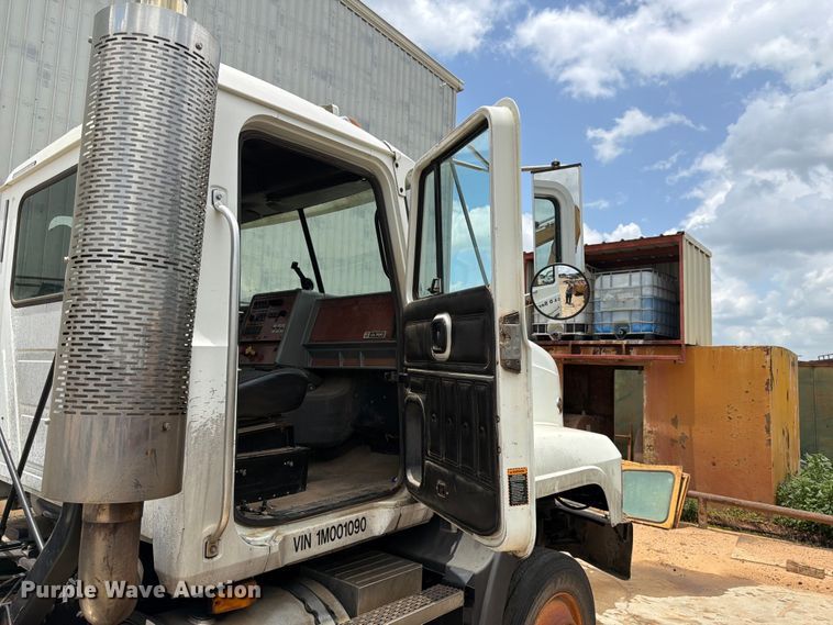 image for item ED5312 2001 Mack CL733 semi truck