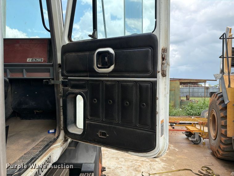 image for item ED5312 2001 Mack CL733 semi truck