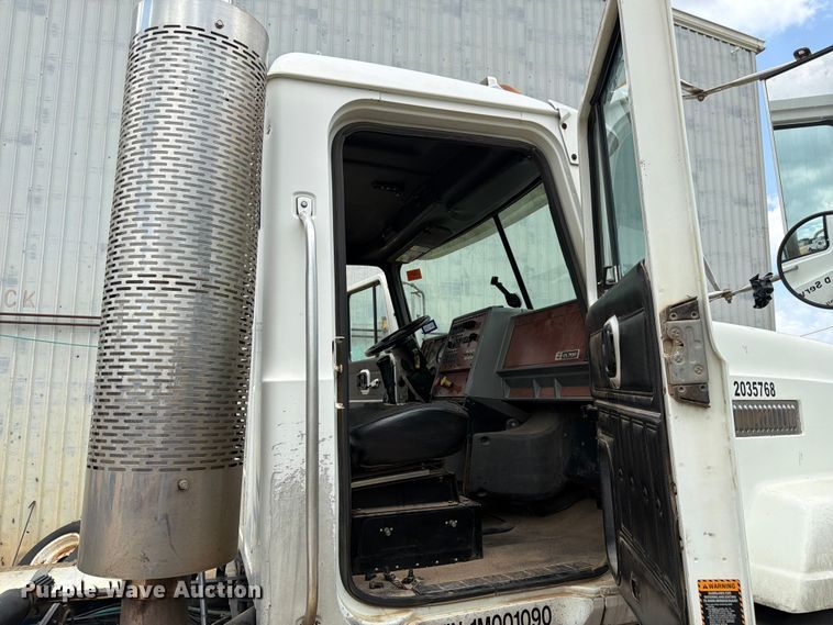 image for item ED5312 2001 Mack CL733 semi truck