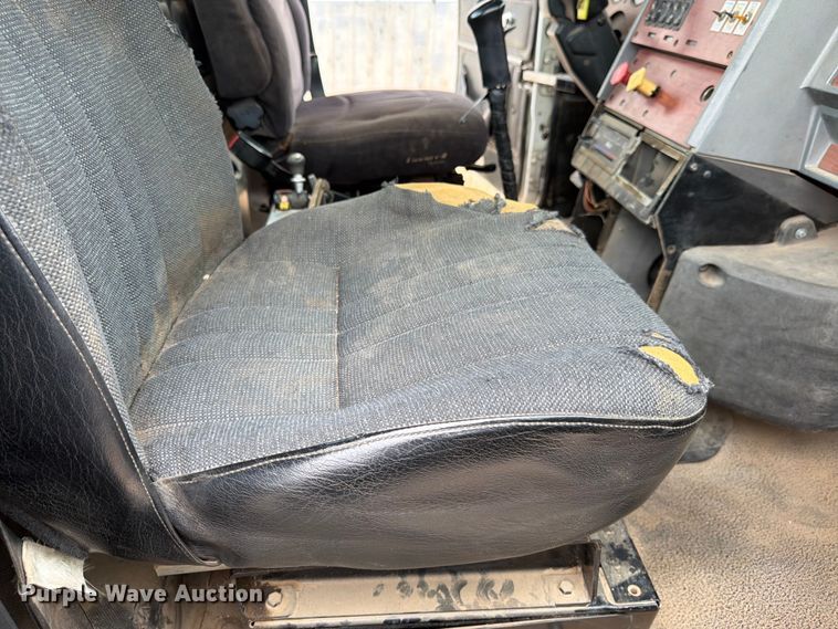 image for item ED5312 2001 Mack CL733 semi truck