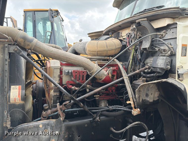 image for item ED5312 2001 Mack CL733 semi truck