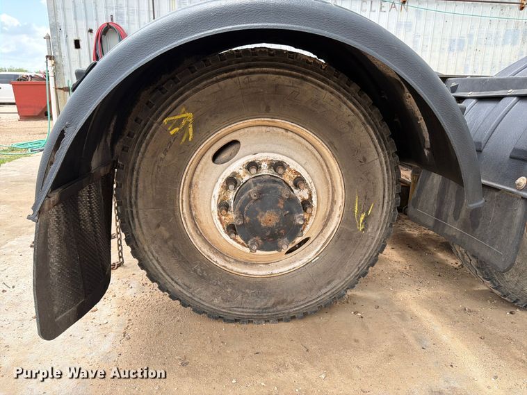 image for item ED5312 2001 Mack CL733 semi truck