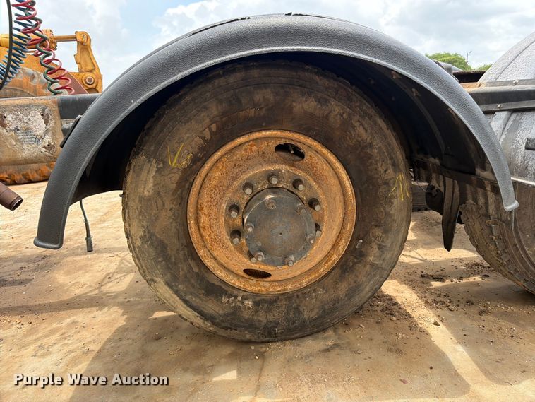 image for item ED5312 2001 Mack CL733 semi truck