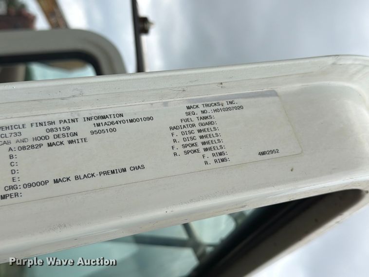 image for item ED5312 2001 Mack CL733 semi truck